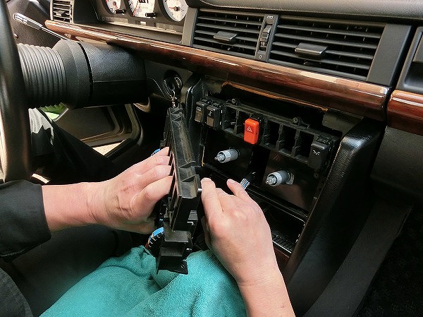 W124 AMG3.4ワイドバージョン エアコンダイヤルスイッチステッカー交換編