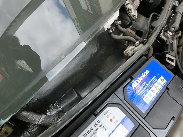 【希少車 W126 560SEL セレブレーション限定車　レストア　ワイパーカバー塗装リペア・バッテリー交換編】