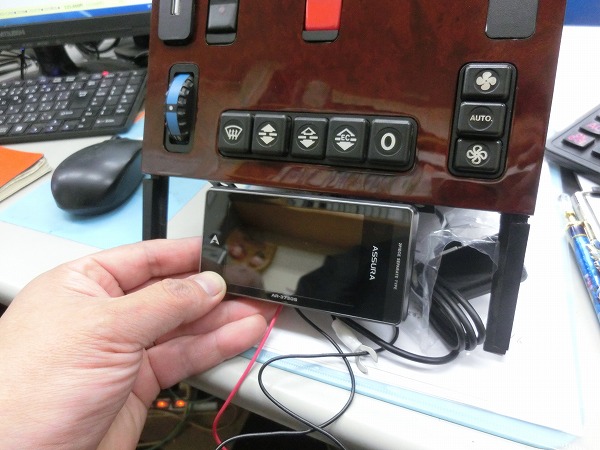 【東京都O様　W126　560SECキャラットコンバーチブル　レストア  レーダー・USBソケット加工取付編】