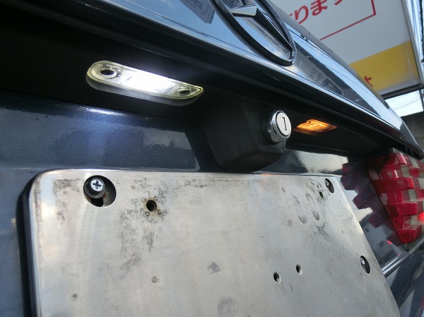 【西宮市S様　W126　AMGブリスター仕様　レストア　LEDヘッドライト変更・ナンバー灯ＬＥＤ取付編】