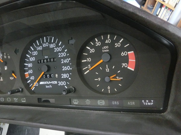【川崎市A様　W124 500E　AMGスタイル　パールグレー　レストア　AMGメーターリペア・リア鈑金段取り編】