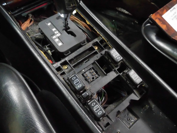 【千代田区T様　W124　AMG300CE　3.4　ワイドバージョン　レストア　フードインシュレーター取付・イルミネーションスイッチ交換編】